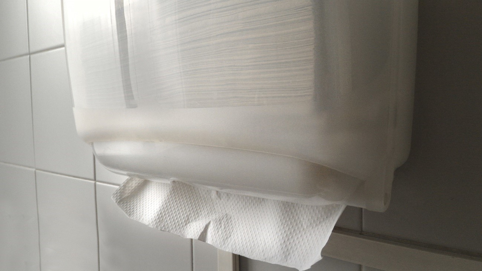 dispenser-de-papel-toalha-para-banheiro-comercial-otimizando-o-espaco-com-a-gestao-de-insumos